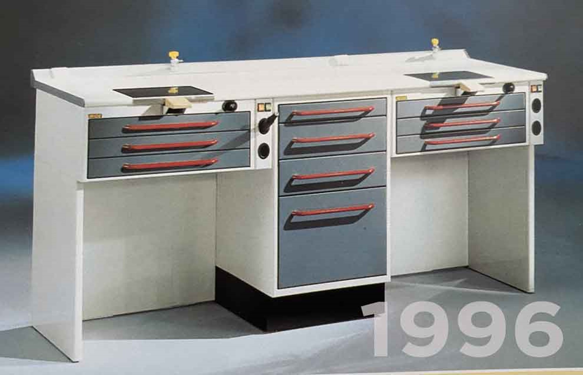 Il primo banco odontotecnico prodotto nell'anno 1996