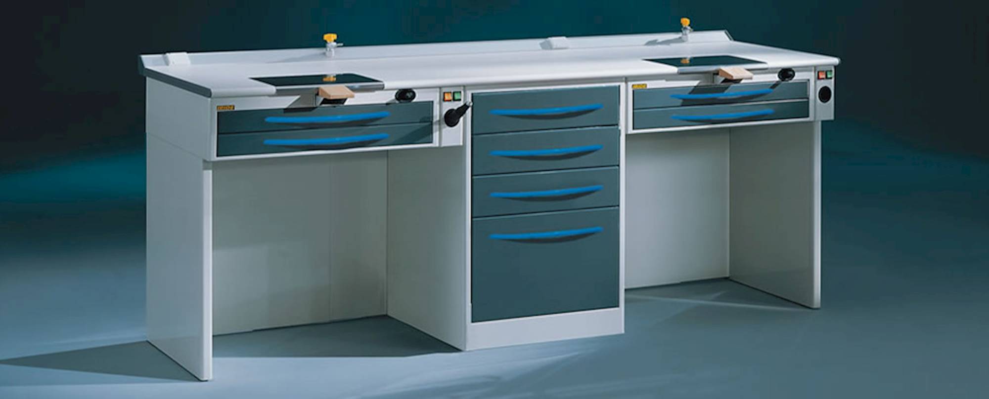 Una lunga storia che conduce ad una grande esperienza di progettazione e produzione dell'arredo dentistico