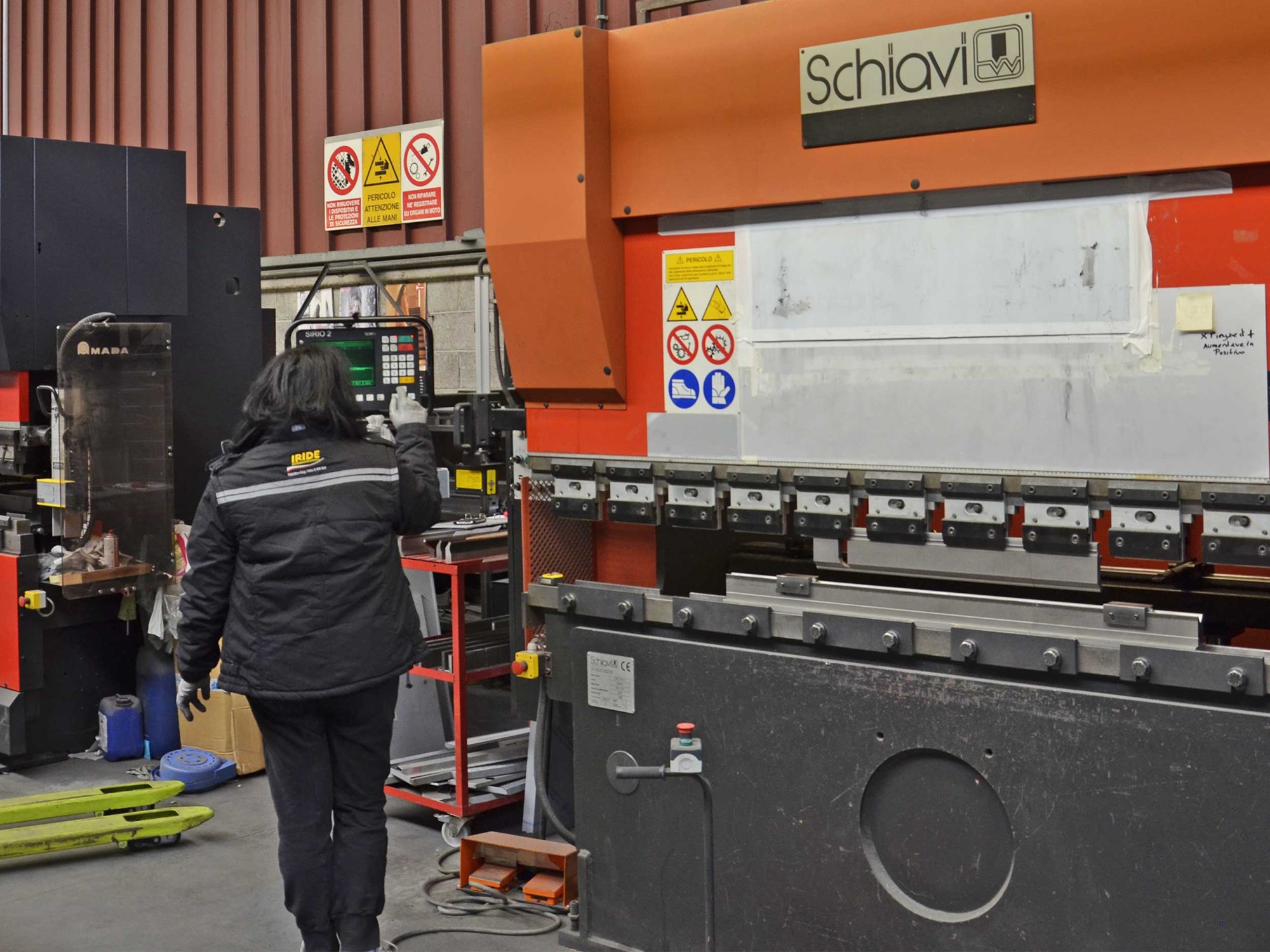 ANCHE LA PRODUZIONE DEI COMPONENTI METALLICI VIENE FATTA IN CASALa parte più standardizzata dei nostri prodotti viene completamente realizzata nelle nostre officine meccaniche e mandata alla verniciatura.La fase di colorazione delle lamiere ci permette inoltre di avere una grande flessibilità nell’offerta dei colori. Possiamo praticamente offrire tutto il catalogo di colori RAL ed eventualmente creare delle composizioni cromatiche particolari.