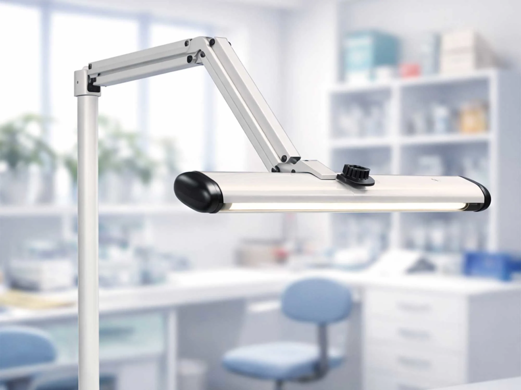 UP/DOWN-LAMPE FÜR DENTALLABOR-TISCH